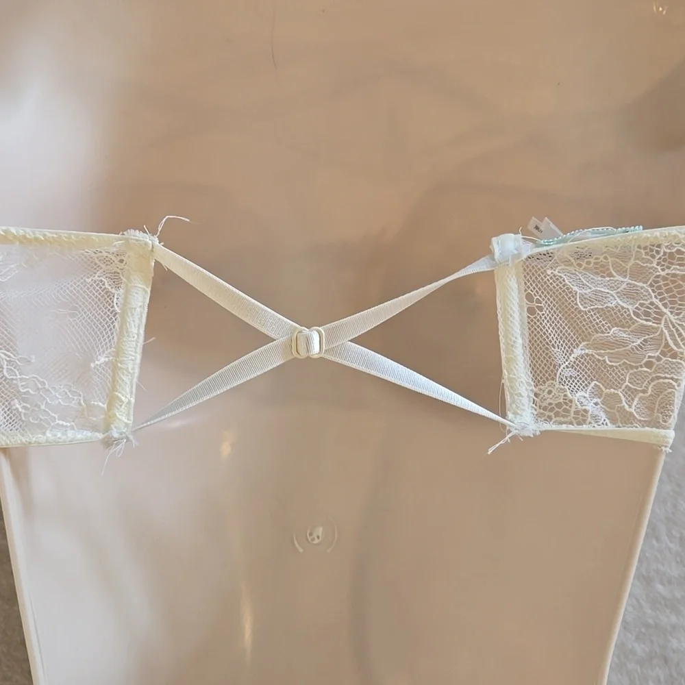 NEW Urban Outfitters Kimchi Blue Lace Bandeau Bra Size S